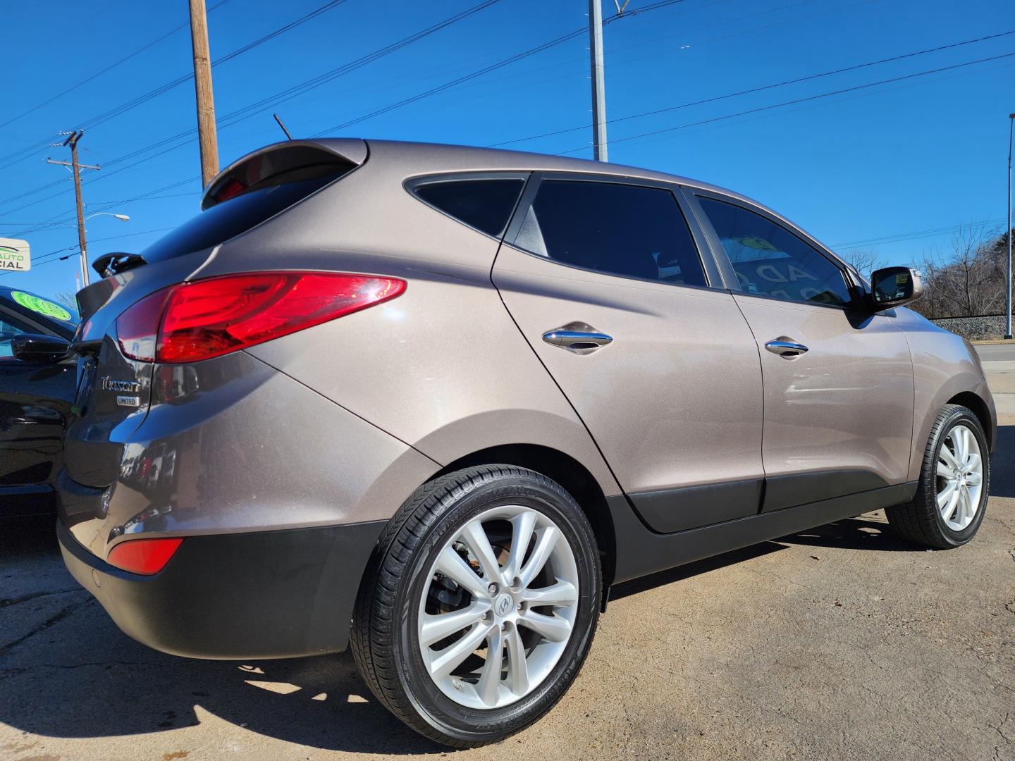 2012 GRAY Hyundai Tucson Limited (KM8JU3AC4CU) with an 2.4L L4 DOHC 16V engine, 6-Speed Automatic transmission, located at 2660 S.Garland Avenue, Garland, TX, 75041, (469) 298-3118, 32.885551, -96.655602 - Welcome to DallasAutos4Less, one of the Premier BUY HERE PAY HERE Dealers in the North Dallas Area. We specialize in financing to people with NO CREDIT or BAD CREDIT. We need proof of income, proof of residence, and a ID. Come buy your new car from us today!! This is a Very clean 2012 HYUNDAI TUC - Photo#3